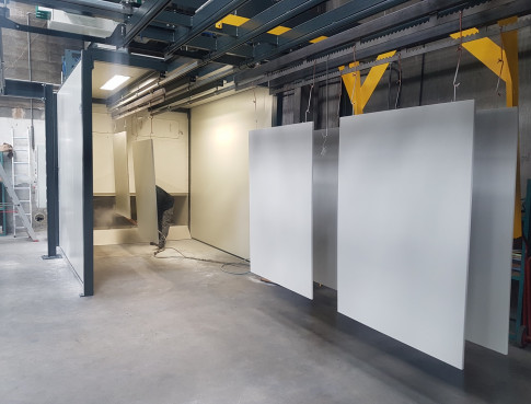 Cabine de poudrage avec transbordeur