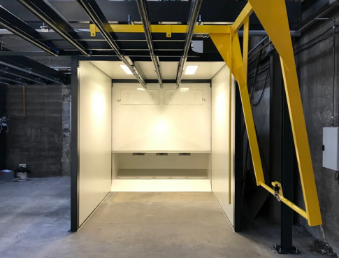 Cabine de poudrage avec transbordeur